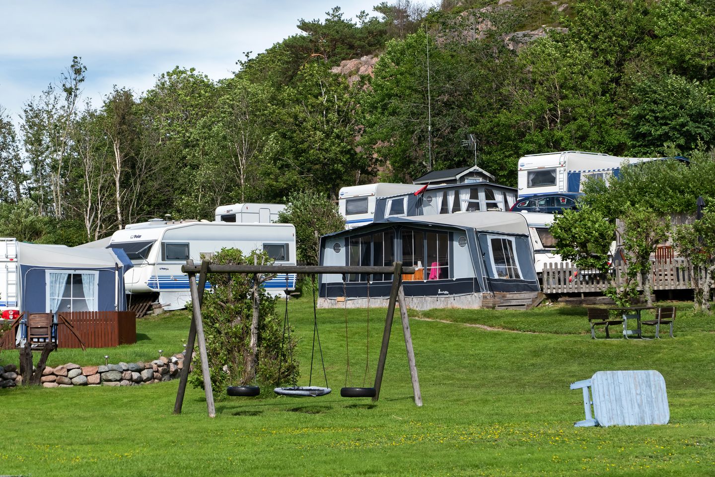 Caravans met voortenten op de groene camping van Govik.